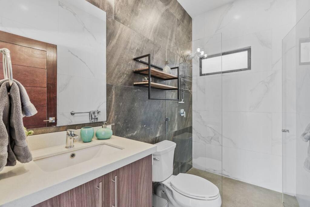 CU15 New Modern Home with Casitas and Private Pool