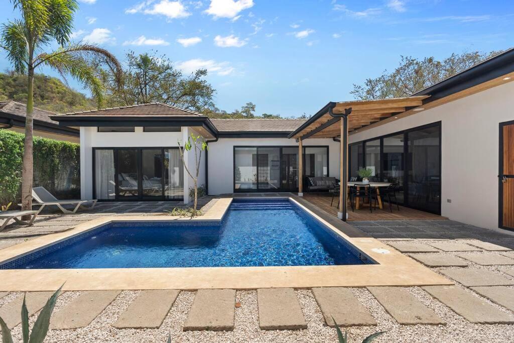 CU15 New Modern Home with Casitas and Private Pool