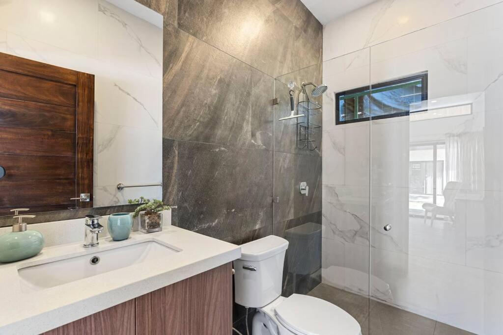 CU15 New Modern Home with Casitas and Private Pool