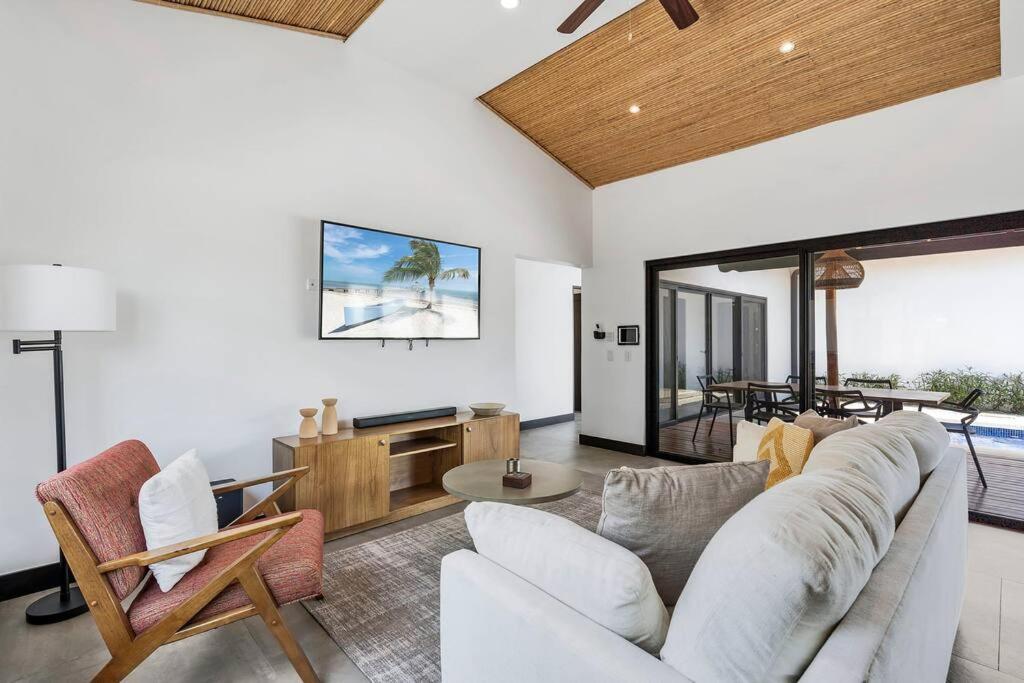 CU19 New 3 Bdrm Mod Home with Casita Prv Pool