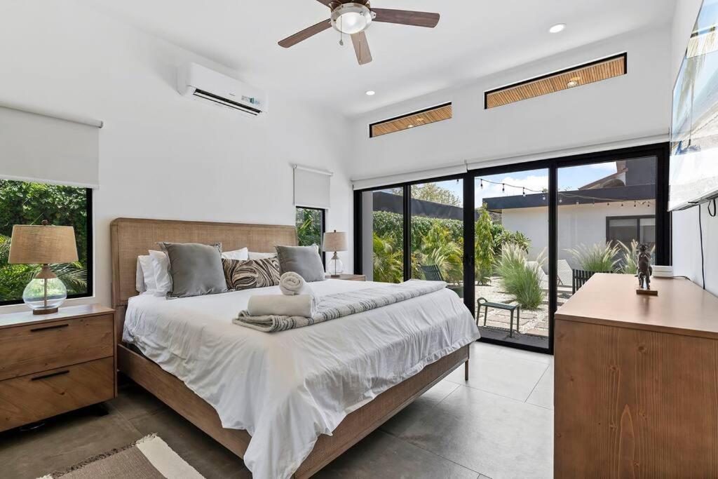 CU19 New 3 Bdrm Mod Home with Casita Prv Pool