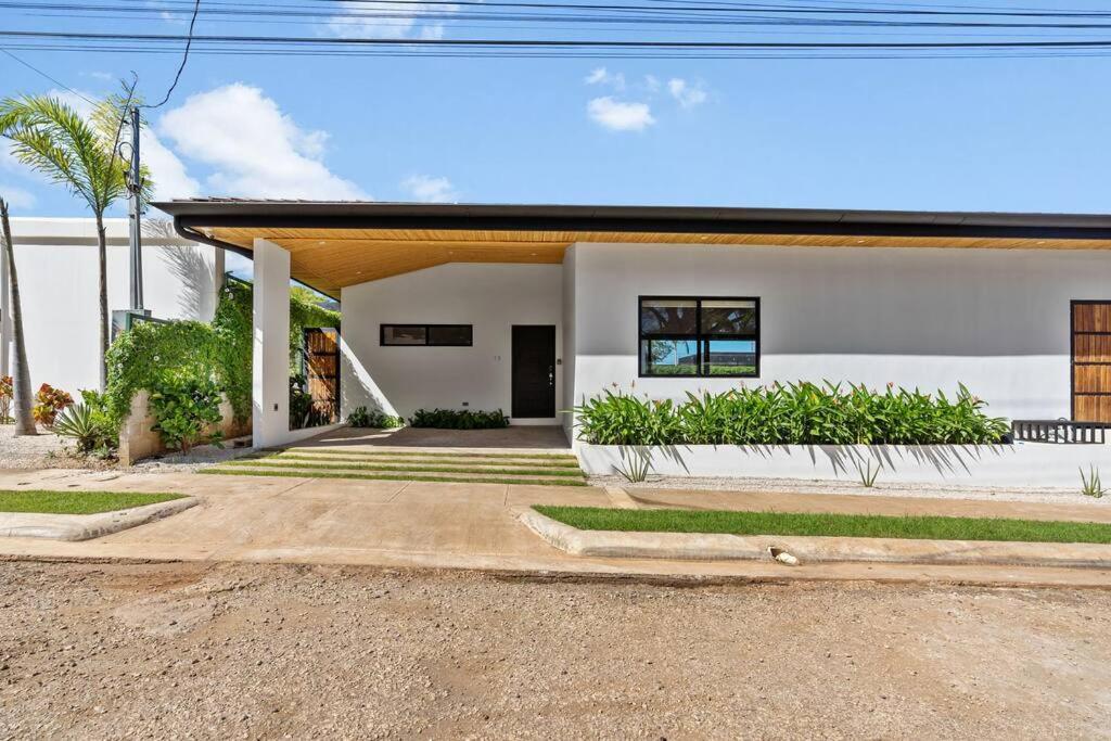 CU19 New 3 Bdrm Mod Home with Casita Prv Pool