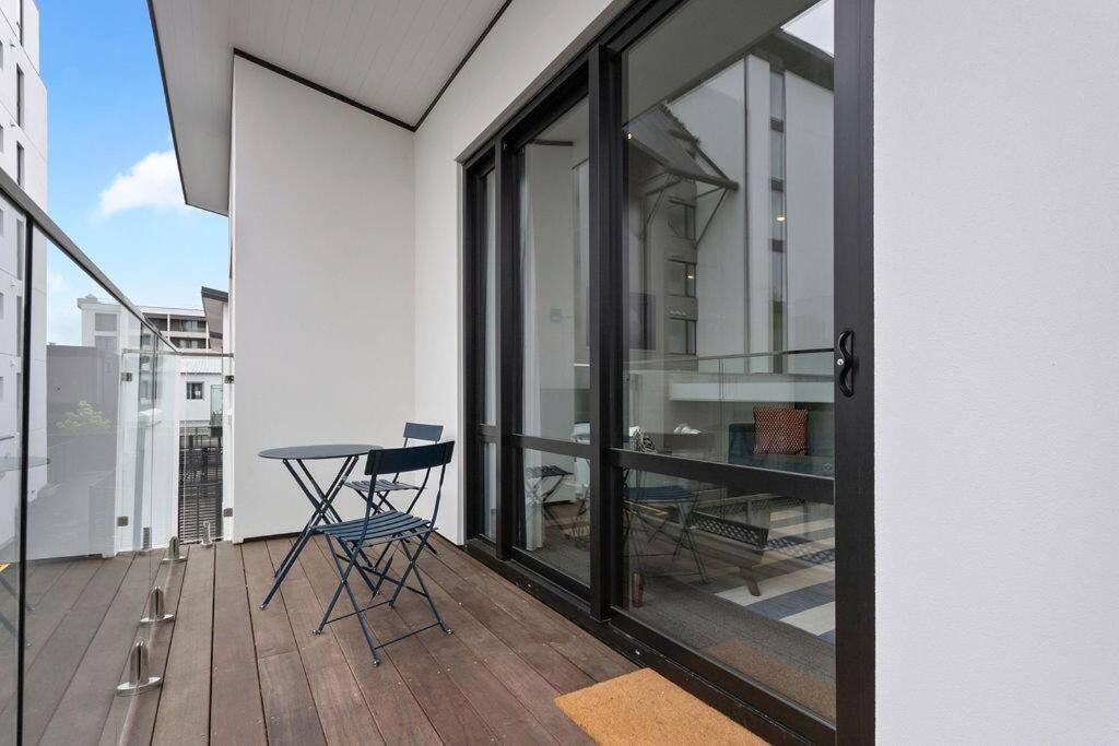 Luxury Sunny Warm CBD at Doorstep view 3
