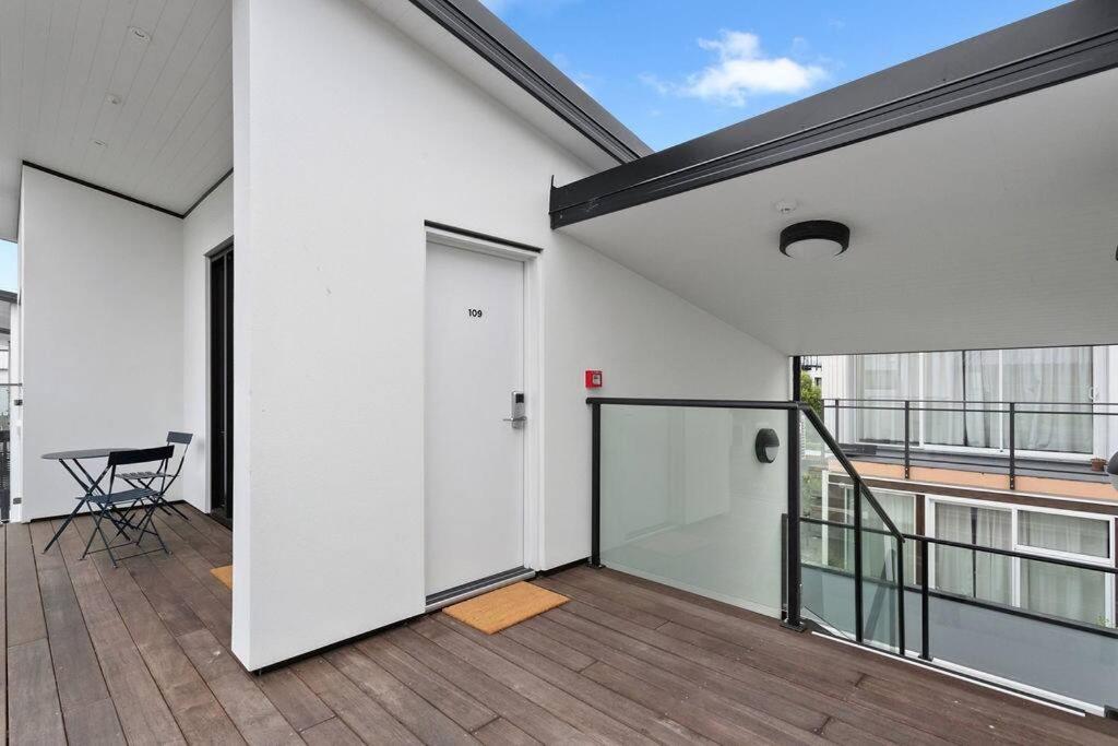 Luxury Sunny Warm CBD at Doorstep view 5