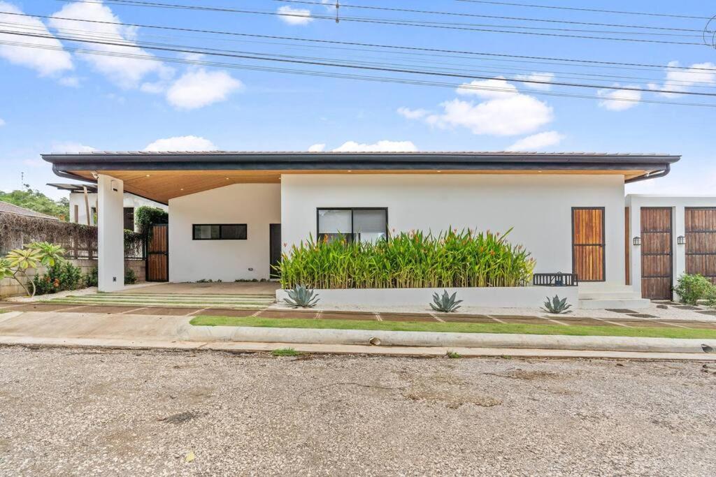CU20 Modern Beach Home w Guest House & Pvt Pool
