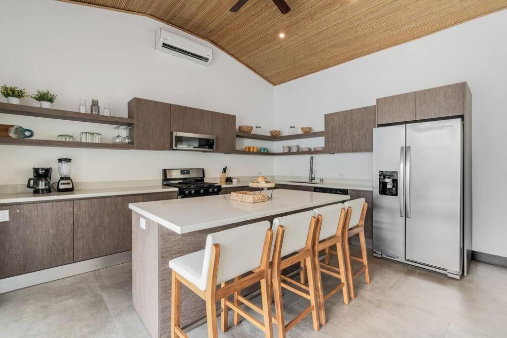 CU20 Modern Beach Home w Guest House & Pvt Pool
