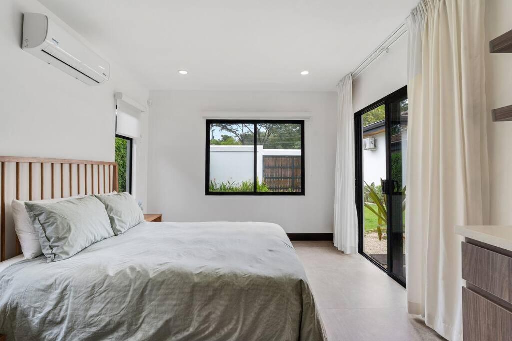 CU20 Modern Beach Home w Guest House & Pvt Pool