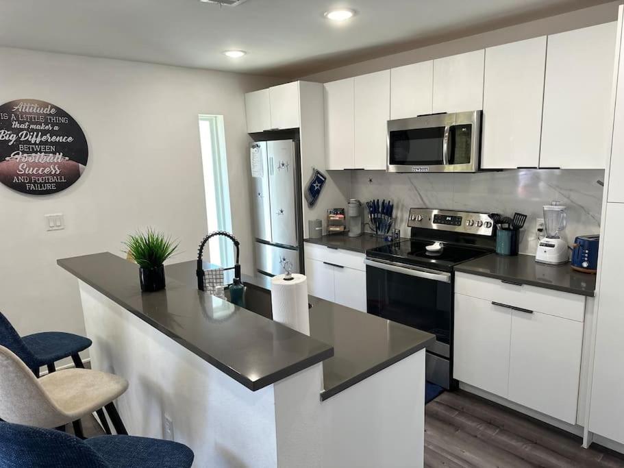 Cowboys Fan Pad 2 Bedroom! view 4