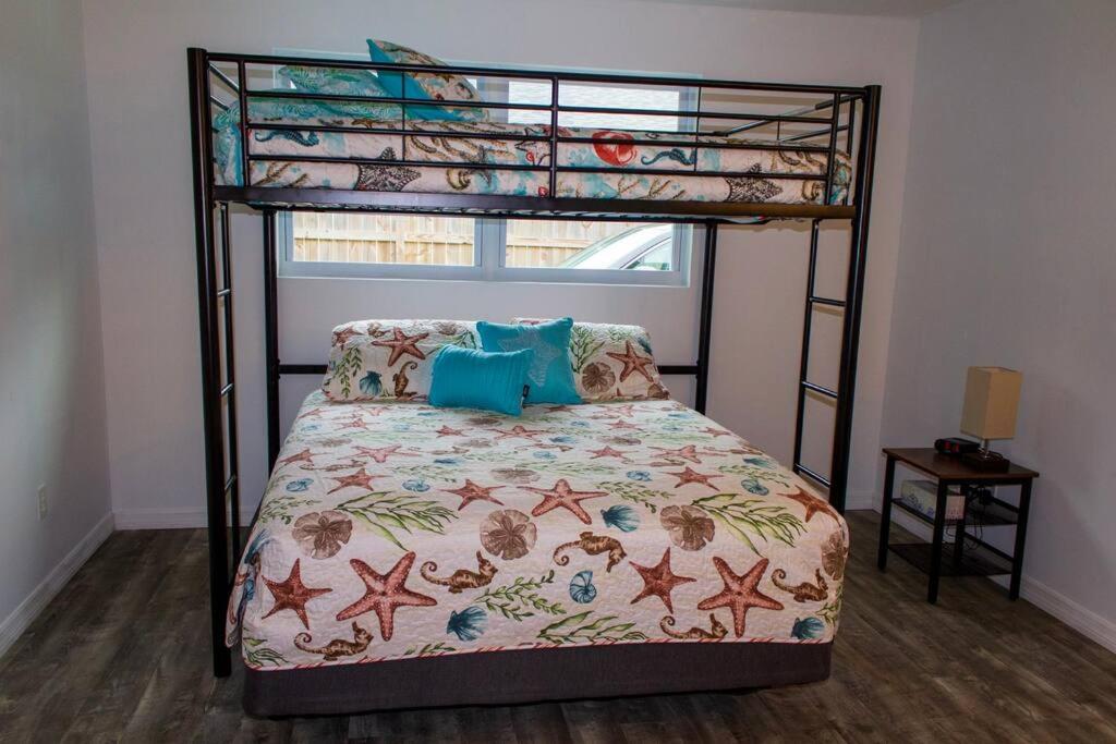 Coastal Home,Walk,Bike to Beach,Large fenced yard, Large driveway view 5