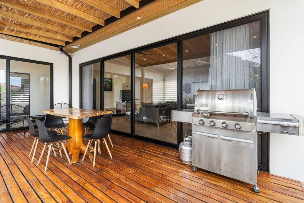 CU28 New 3 Bdrm Home w Pool and Guanacaste Tree
