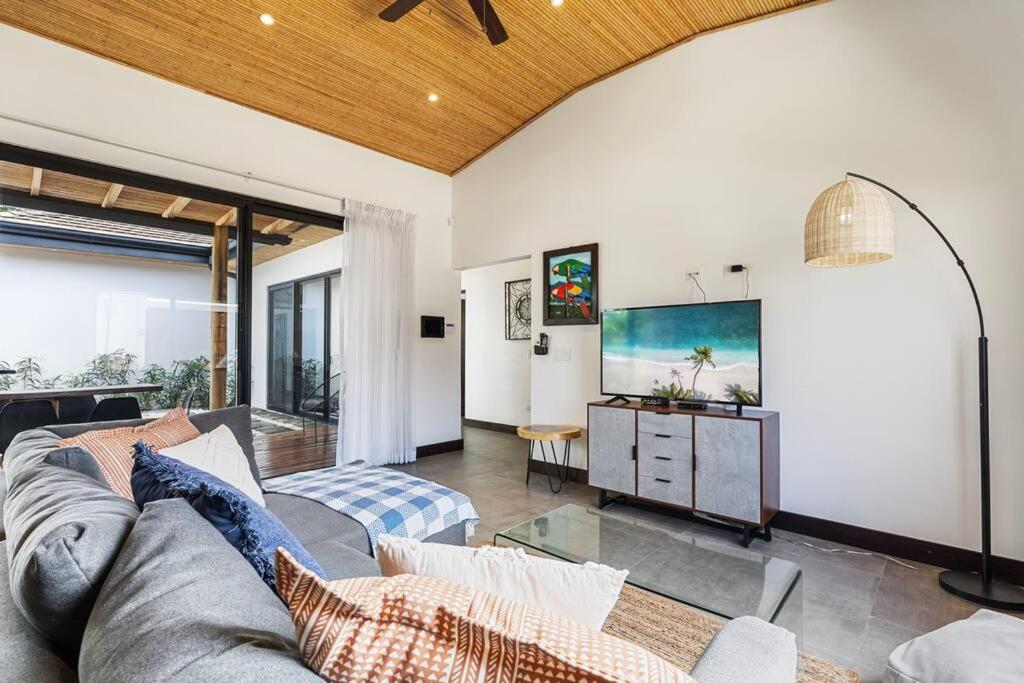 CU28 New 3 Bdrm Home w Pool and Guanacaste Tree