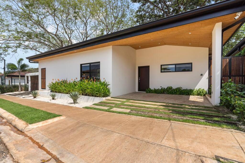 CU28 New 3 Bdrm Home w Pool and Guanacaste Tree