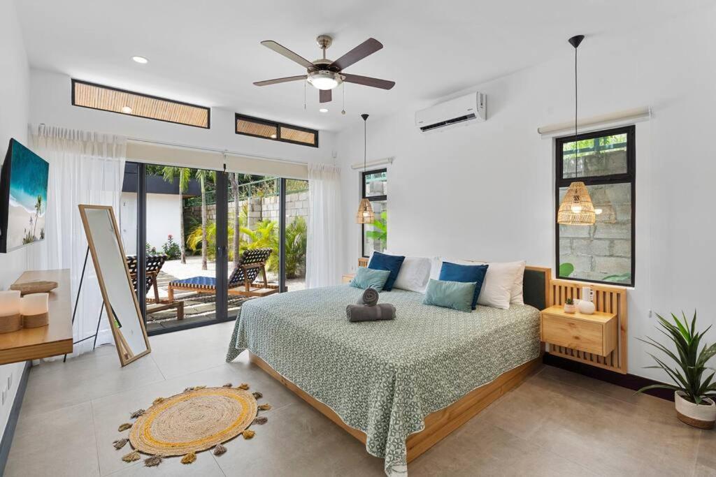 CU7 Beach Home Oasis with Private Pool and Guest House