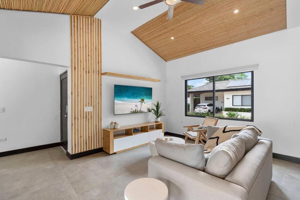 CU7 Beach Home Oasis with Private Pool and Guest House