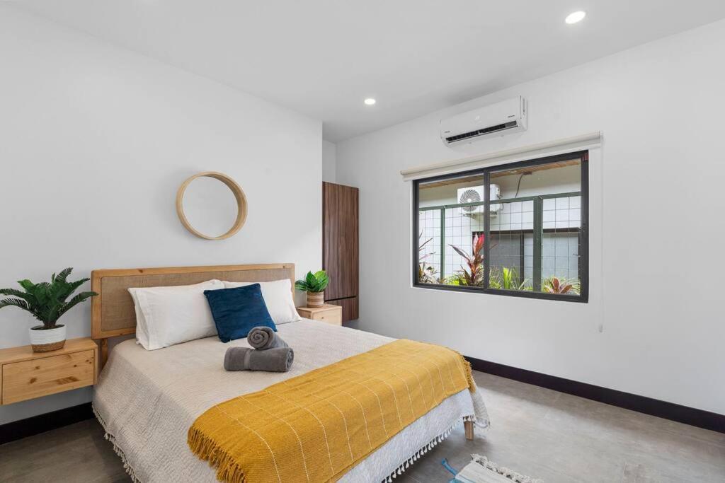 CU7 Beach Home Oasis with Private Pool and Guest House