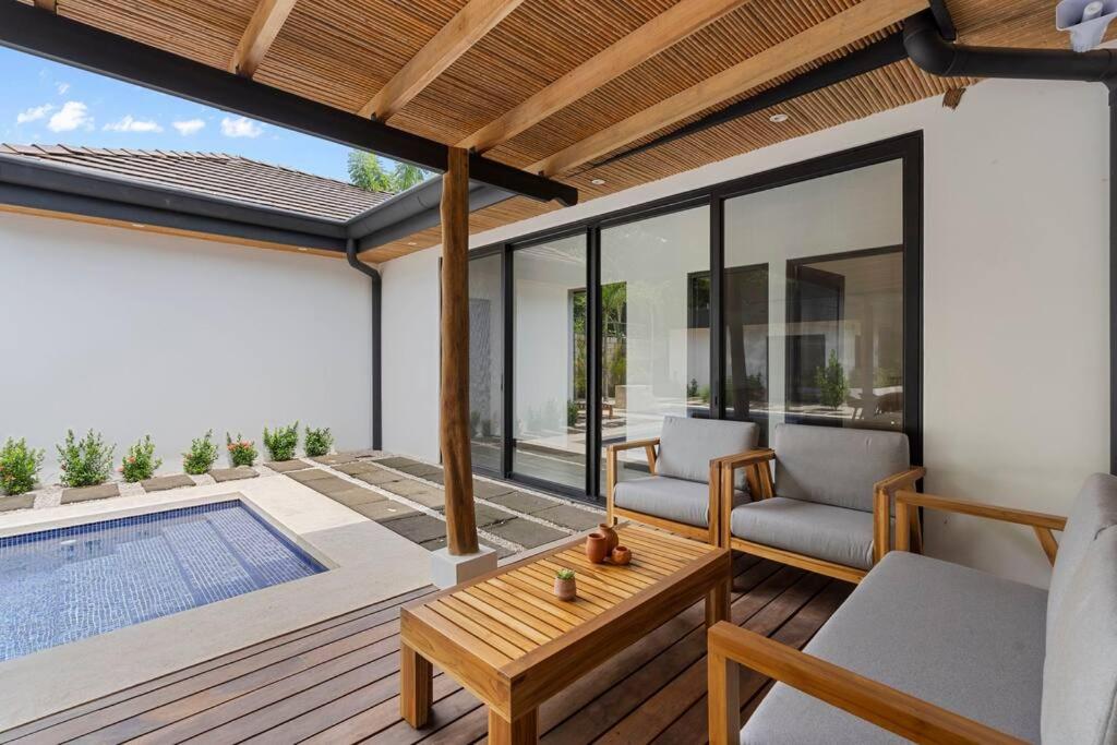 CU7 Beach Home Oasis with Private Pool and Guest House