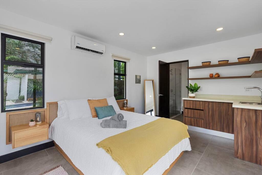 CU7 Beach Home Oasis with Private Pool and Guest House