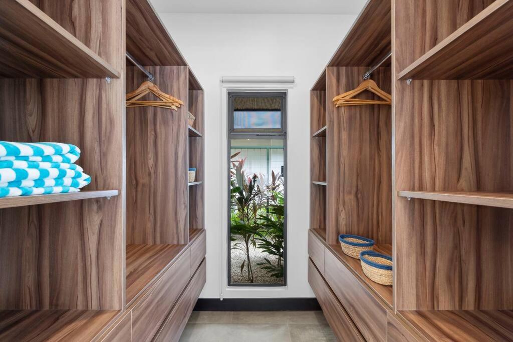 CU7 Beach Home Oasis with Private Pool and Guest House