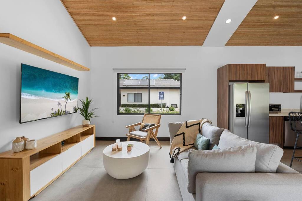 CU7 Beach Home Oasis with Private Pool and Guest House