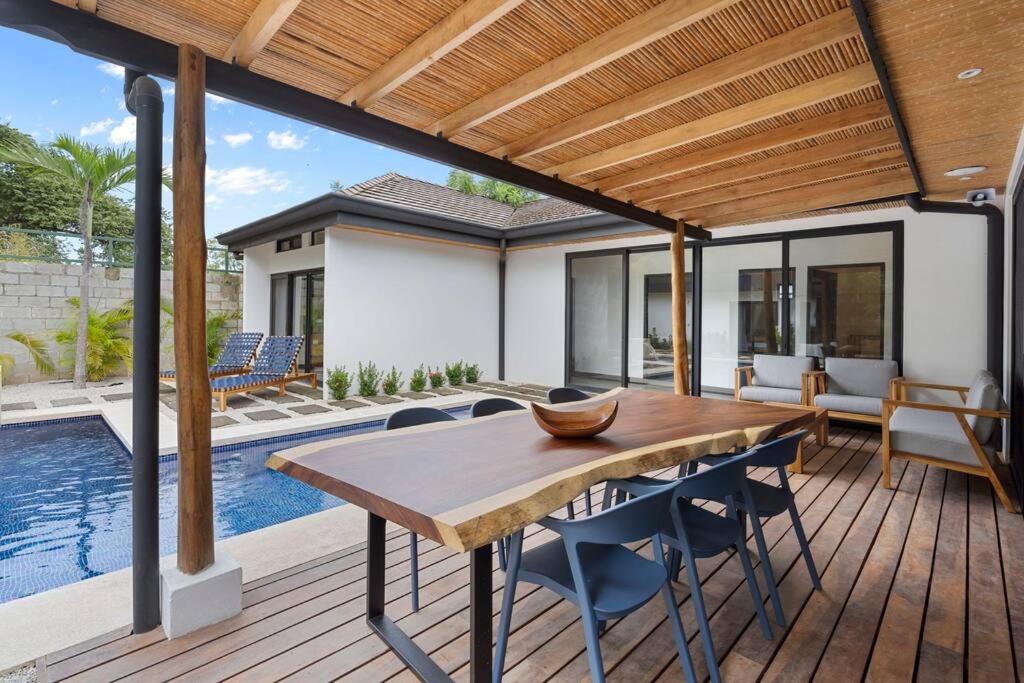 CU7 Beach Home Oasis with Private Pool and Guest House