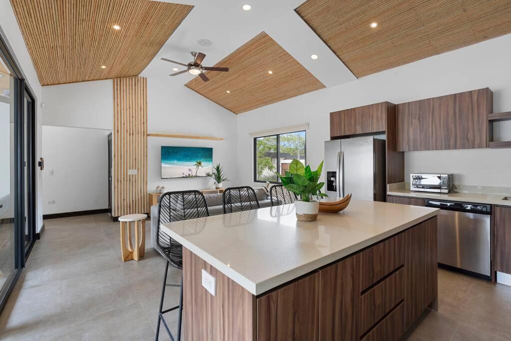 CU7 Beach Home Oasis with Private Pool and Guest House