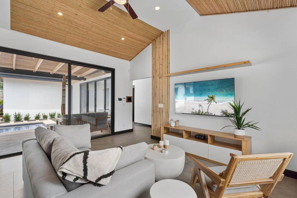 CU7 Beach Home Oasis with Private Pool and Guest House