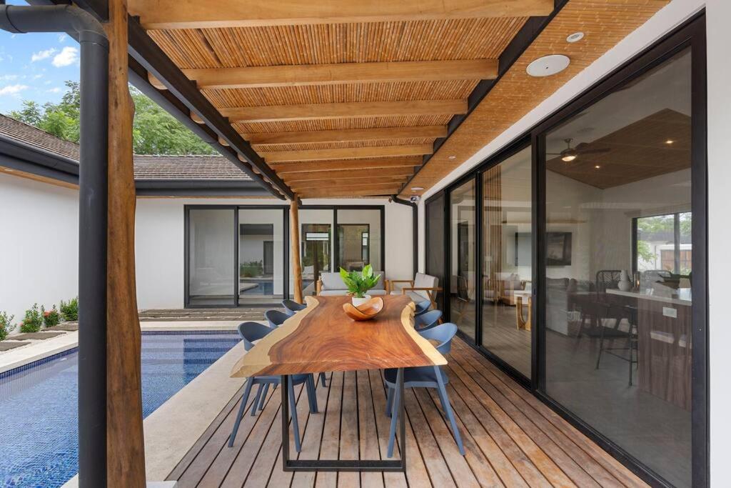 CU7 Beach Home Oasis with Private Pool and Guest House