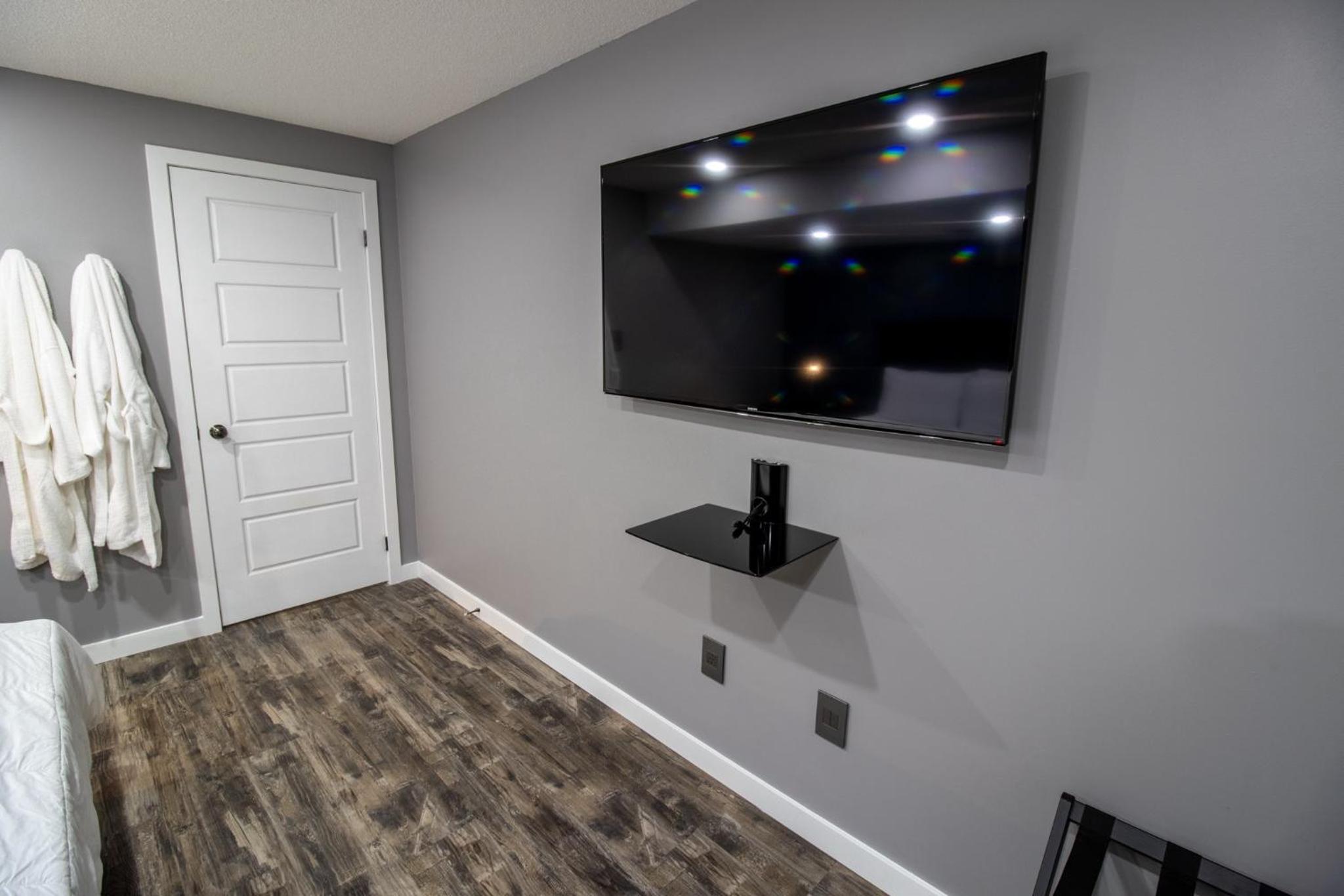 The Gate Chic & Cozy Basement Retreat in Ajax