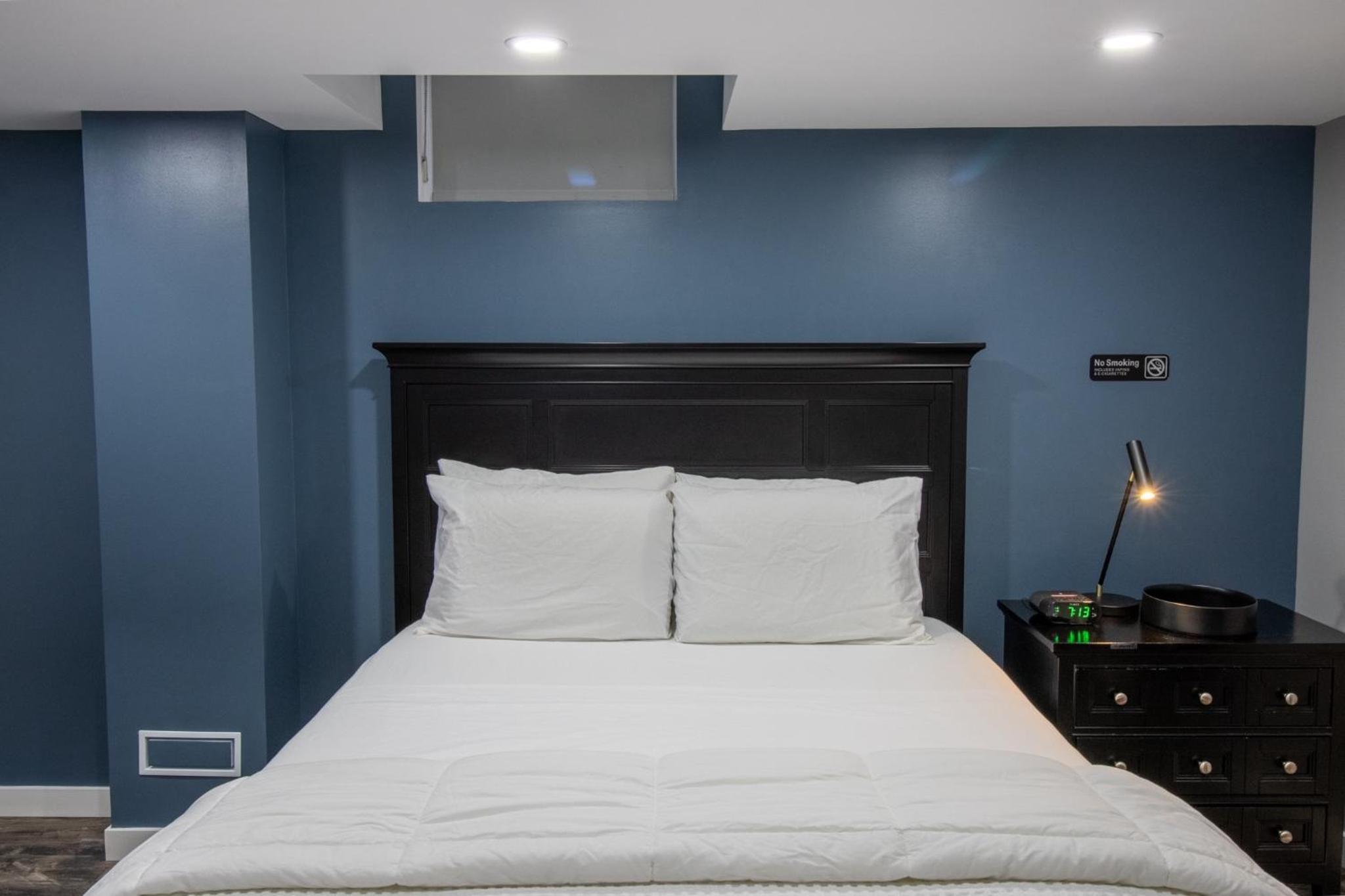 The Gate Chic & Cozy Basement Retreat in Ajax