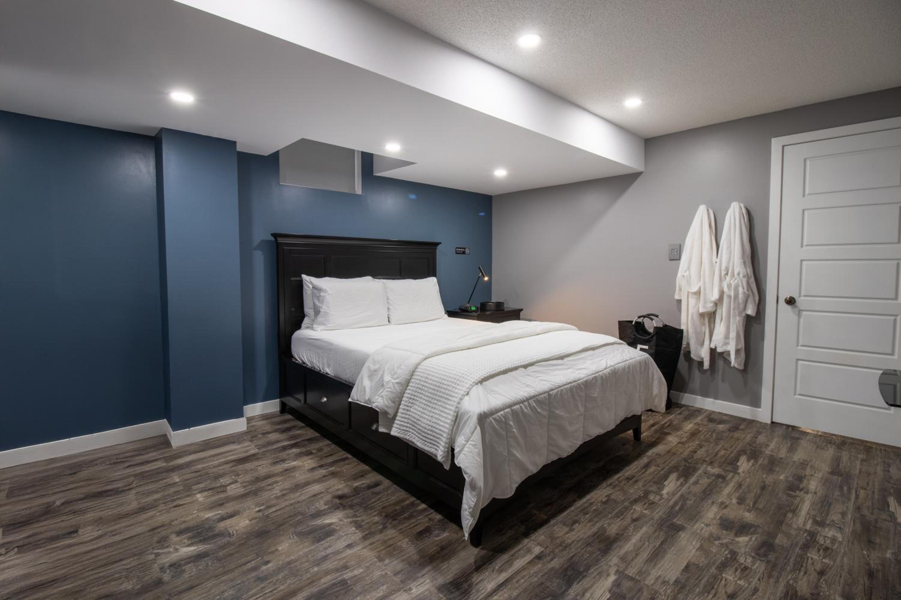 The Gate Chic & Cozy Basement Retreat in Ajax