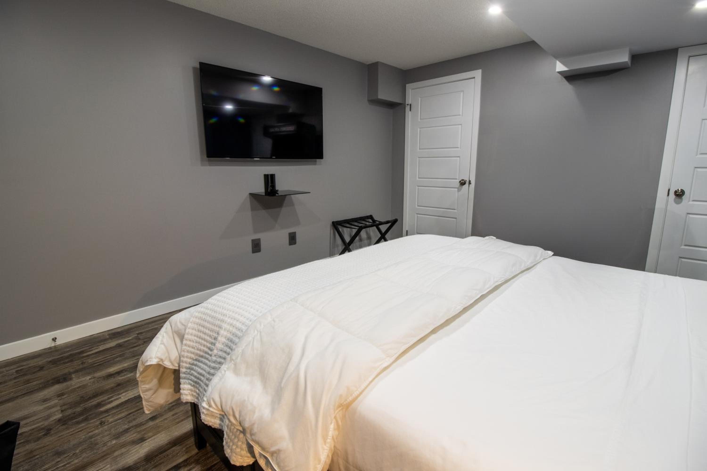 The Gate Chic & Cozy Basement Retreat in Ajax