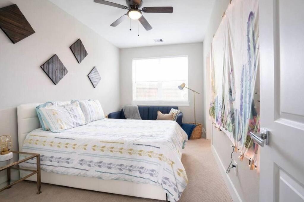 NEW, 3 Bedrooom Townhome In Downtown Houston Near Stadiums and Med Center view 2