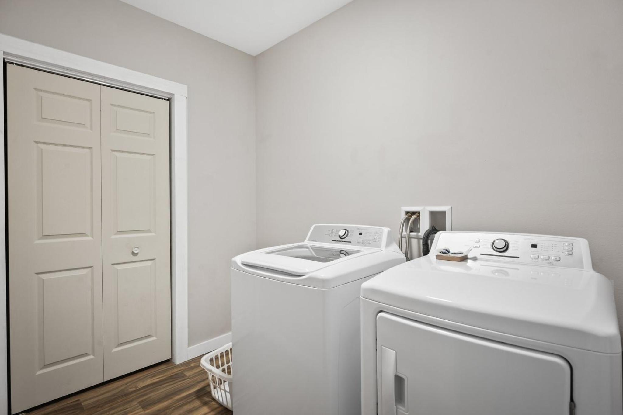 Spacious 6BR less than 10 min walk to DT WI Dells! view 5