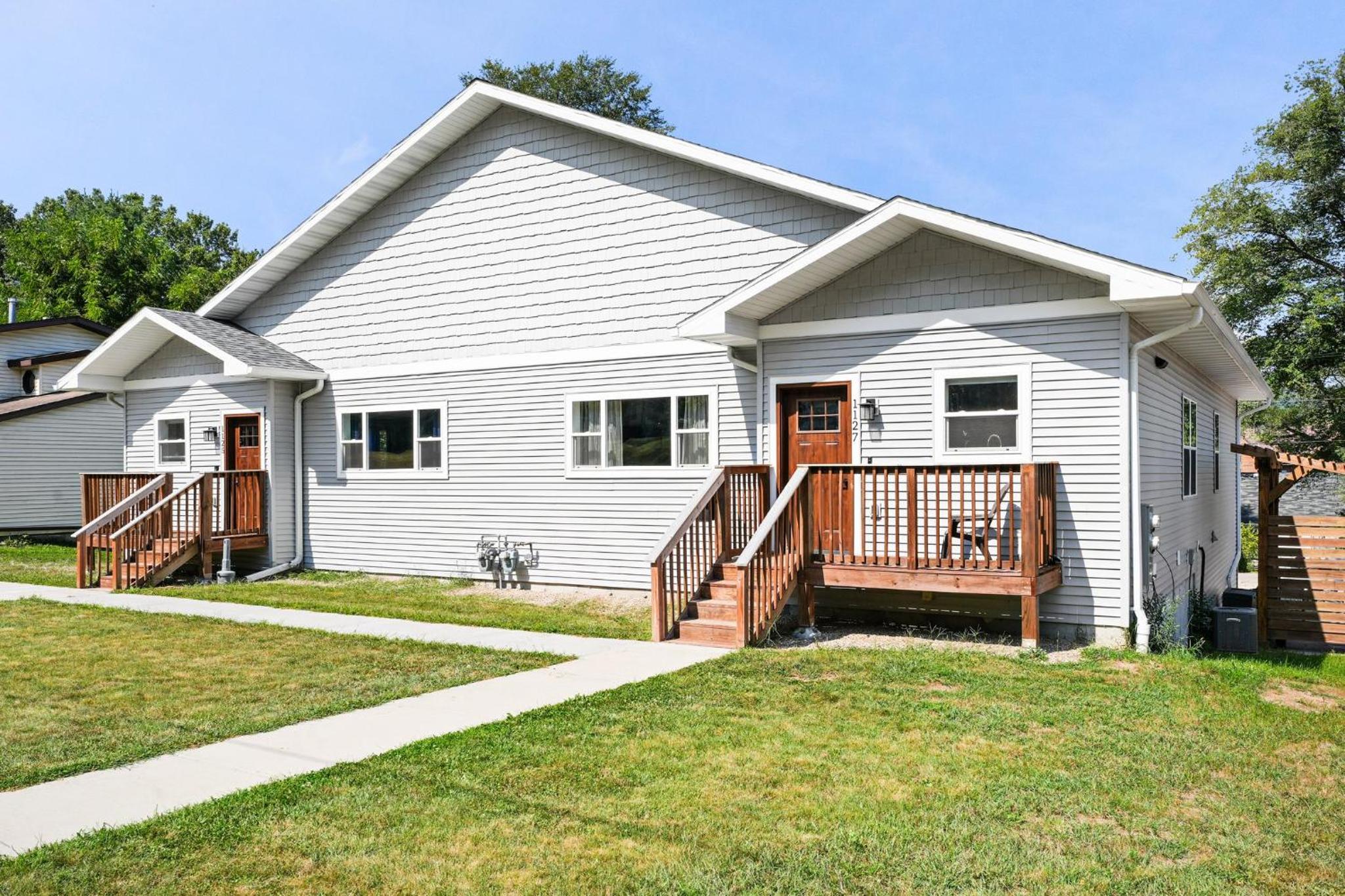 Spacious 6BR less than 10 min walk to DT WI Dells! view 3
