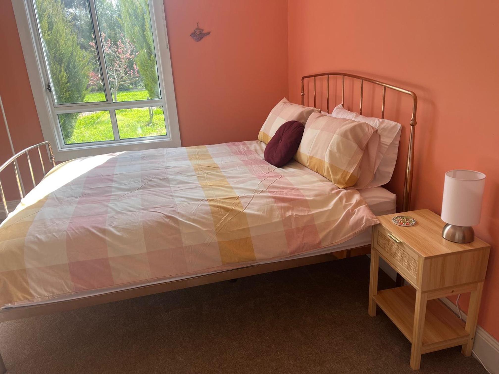 Cosy, historical & affordable one bedroom apartment, 5kms from Castlemaine, 2 kms from the Calder