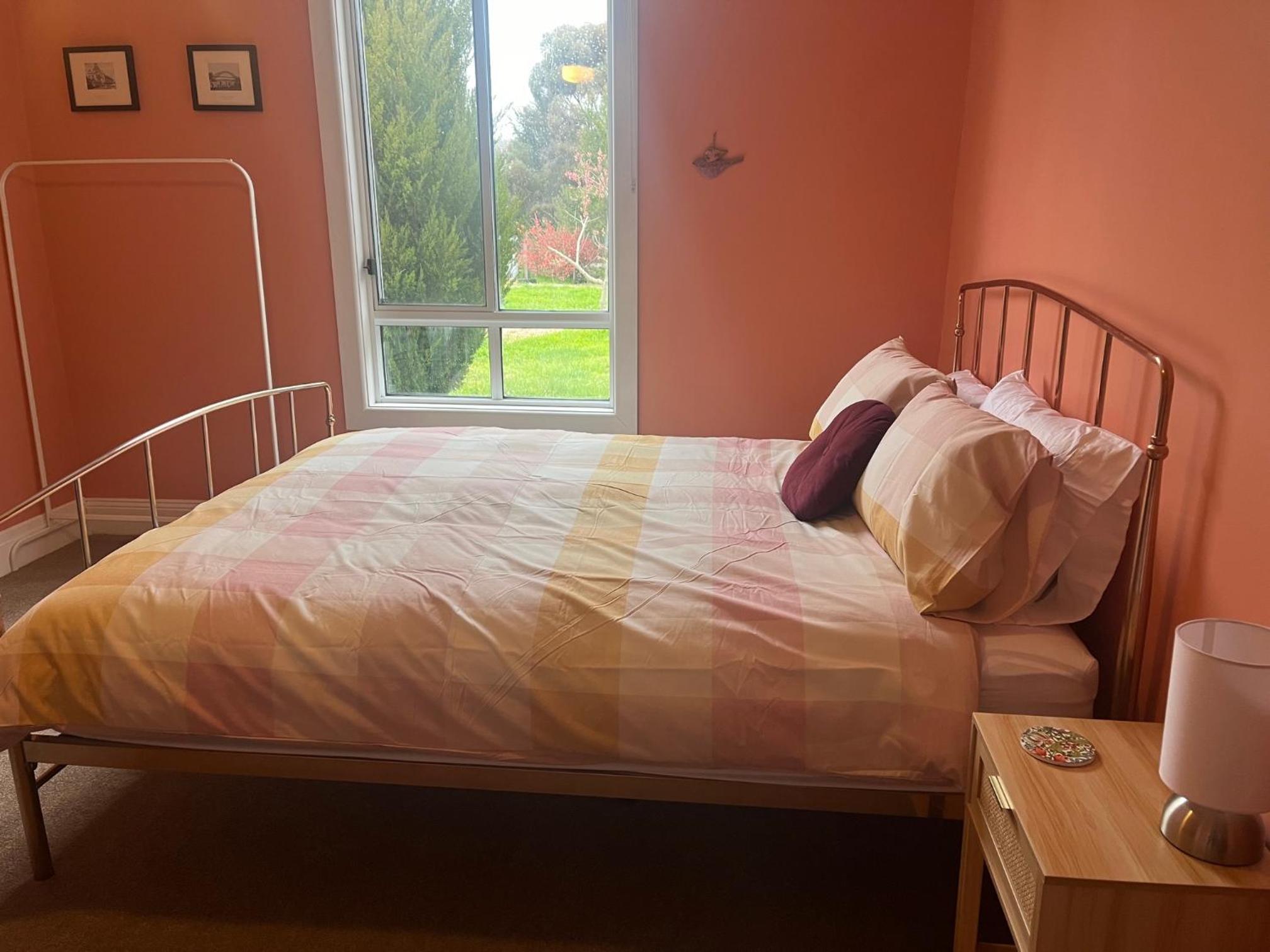 Cosy, historical & affordable one bedroom apartment, 5kms from Castlemaine, 2 kms from the Calder