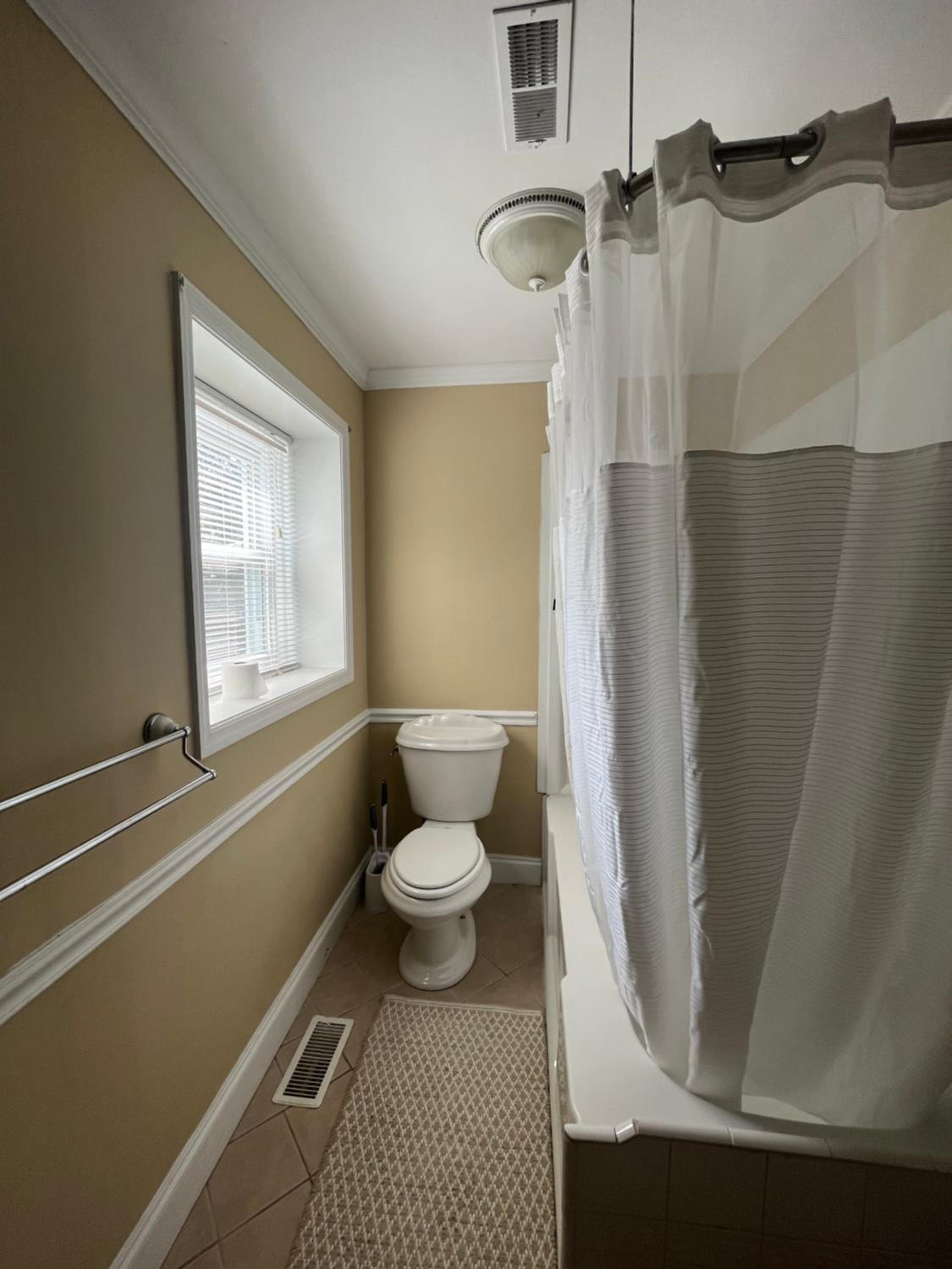 4-bedroom Duplex with AC and WiFi in Dalton GA view 2
