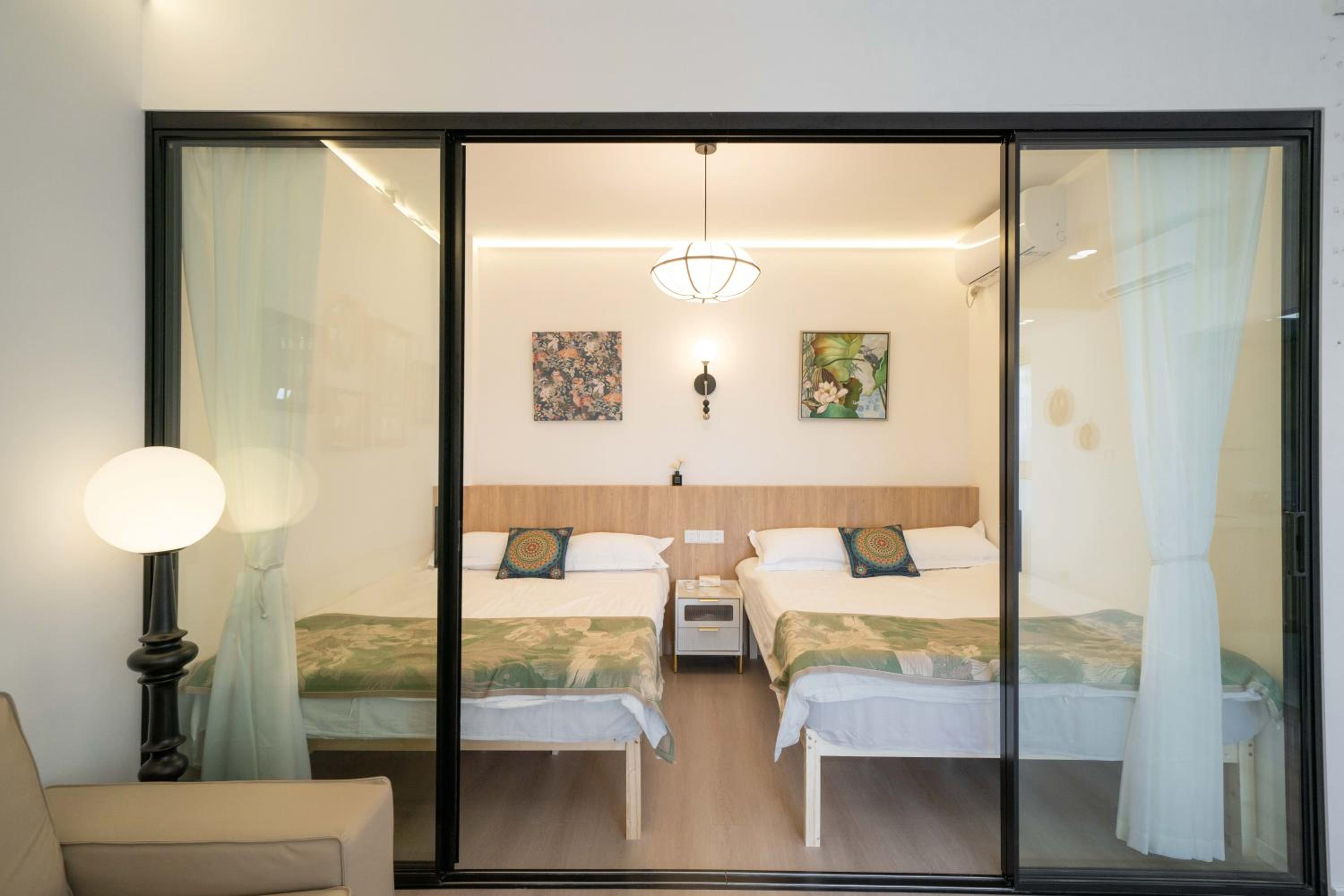 Yi Du Home with Double Views-At West Nanjing Road, Near Metro, Cards OK