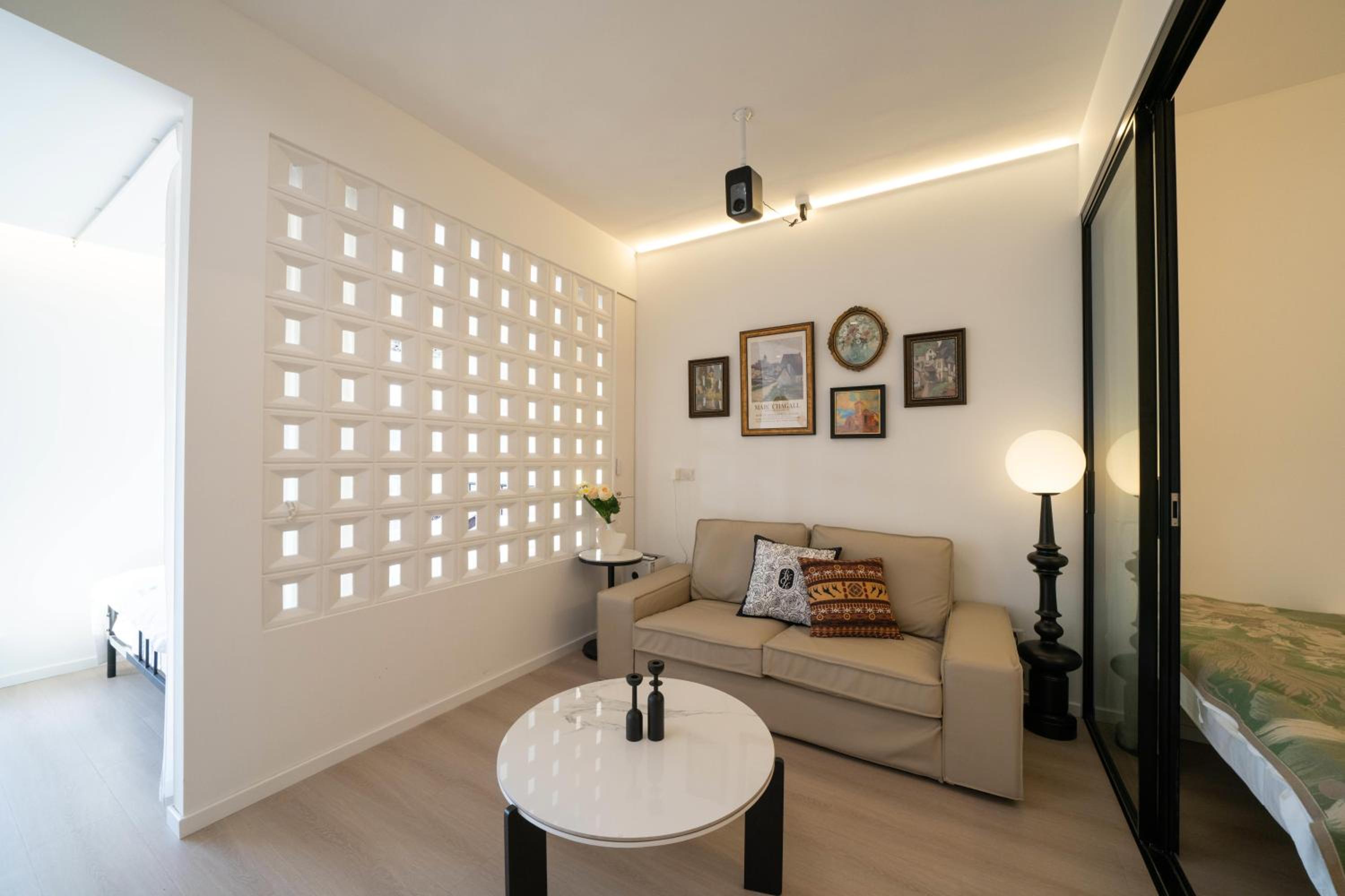 Yi Du Home with Double Views-At West Nanjing Road, Near Metro, Cards OK