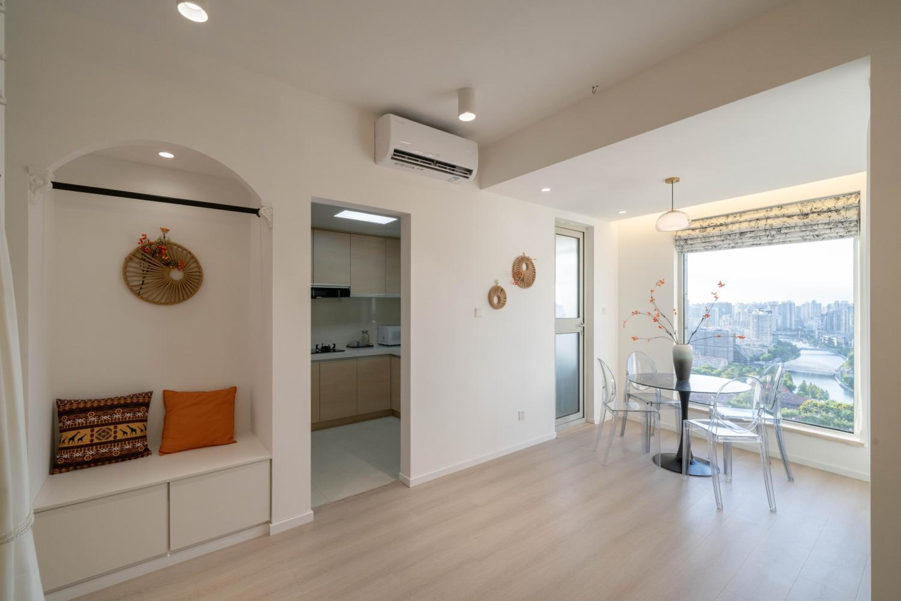 Yi Du Home with Double Views-At West Nanjing Road, Near Metro, Cards OK