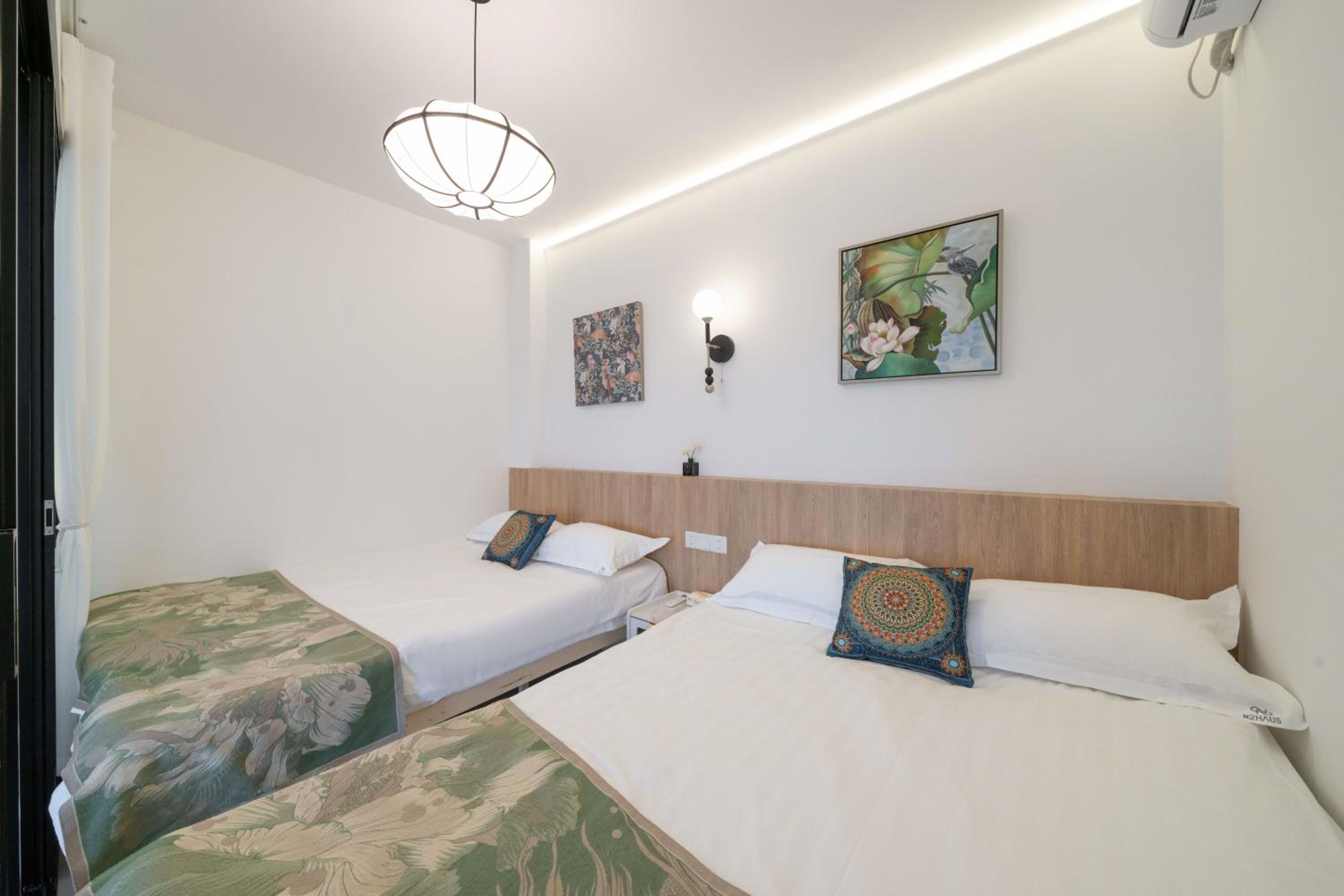 Yi Du Home with Double Views-At West Nanjing Road, Near Metro, Cards OK