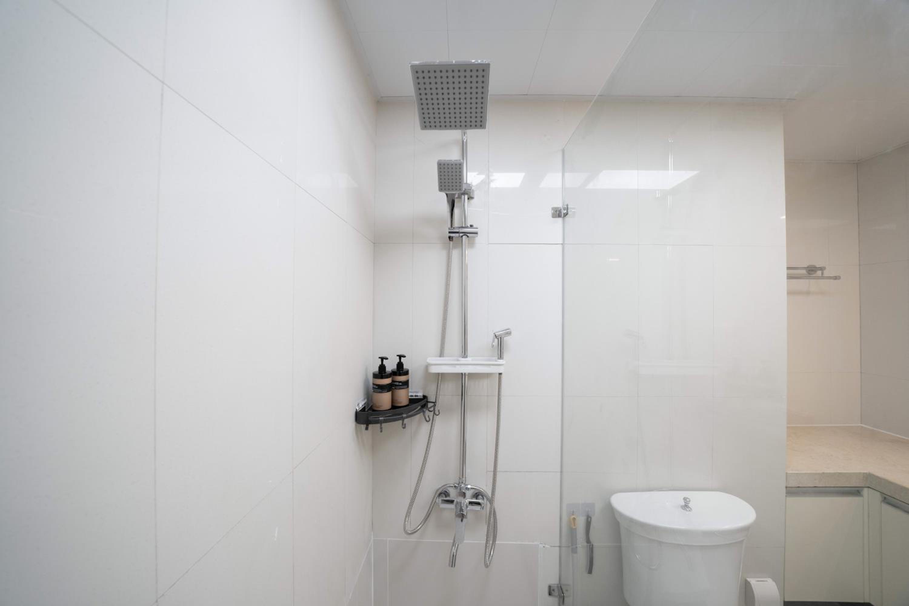 Yi Du Home with Double Views-At West Nanjing Road, Near Metro, Cards OK