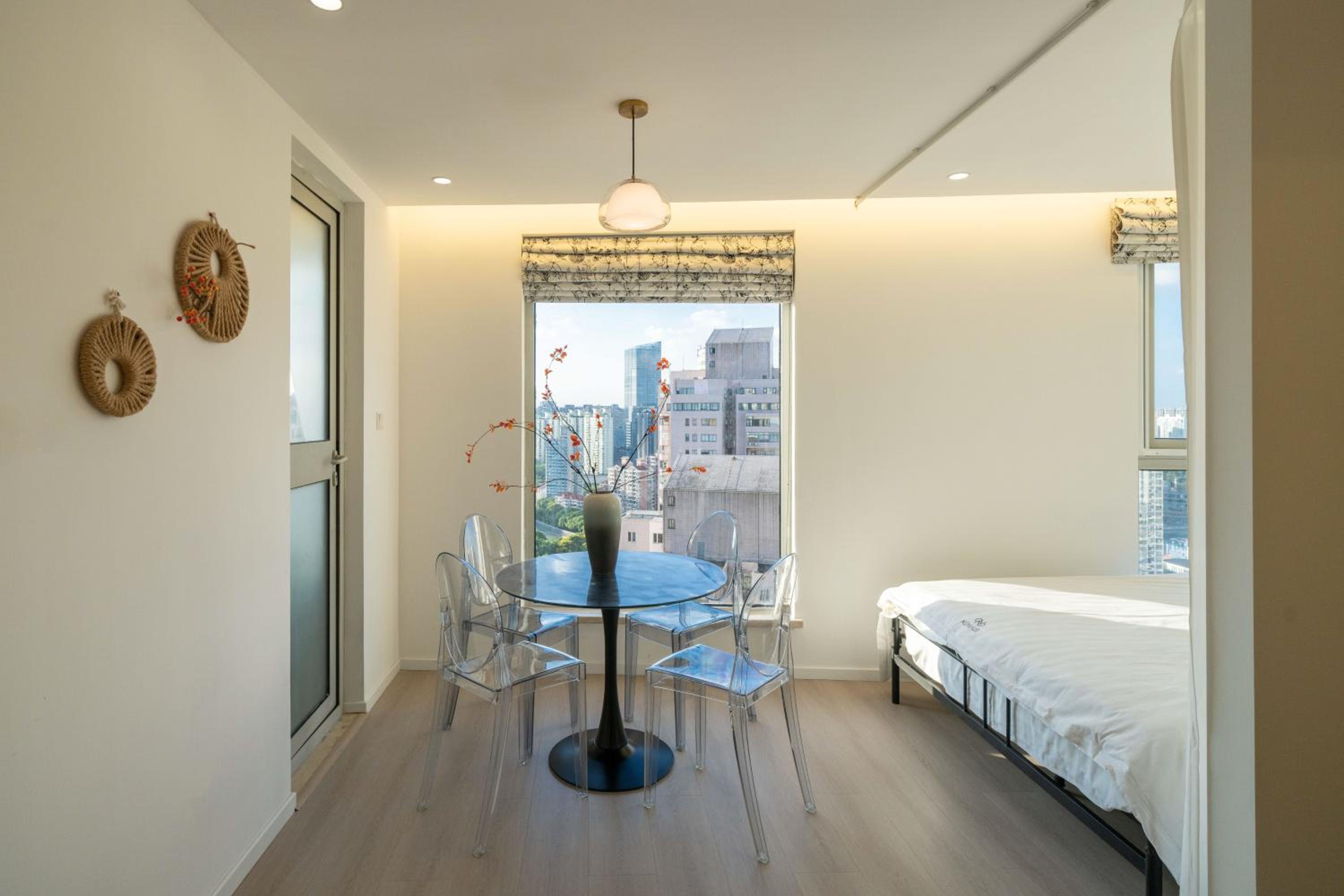 Yi Du Home with Double Views-At West Nanjing Road, Near Metro, Cards OK