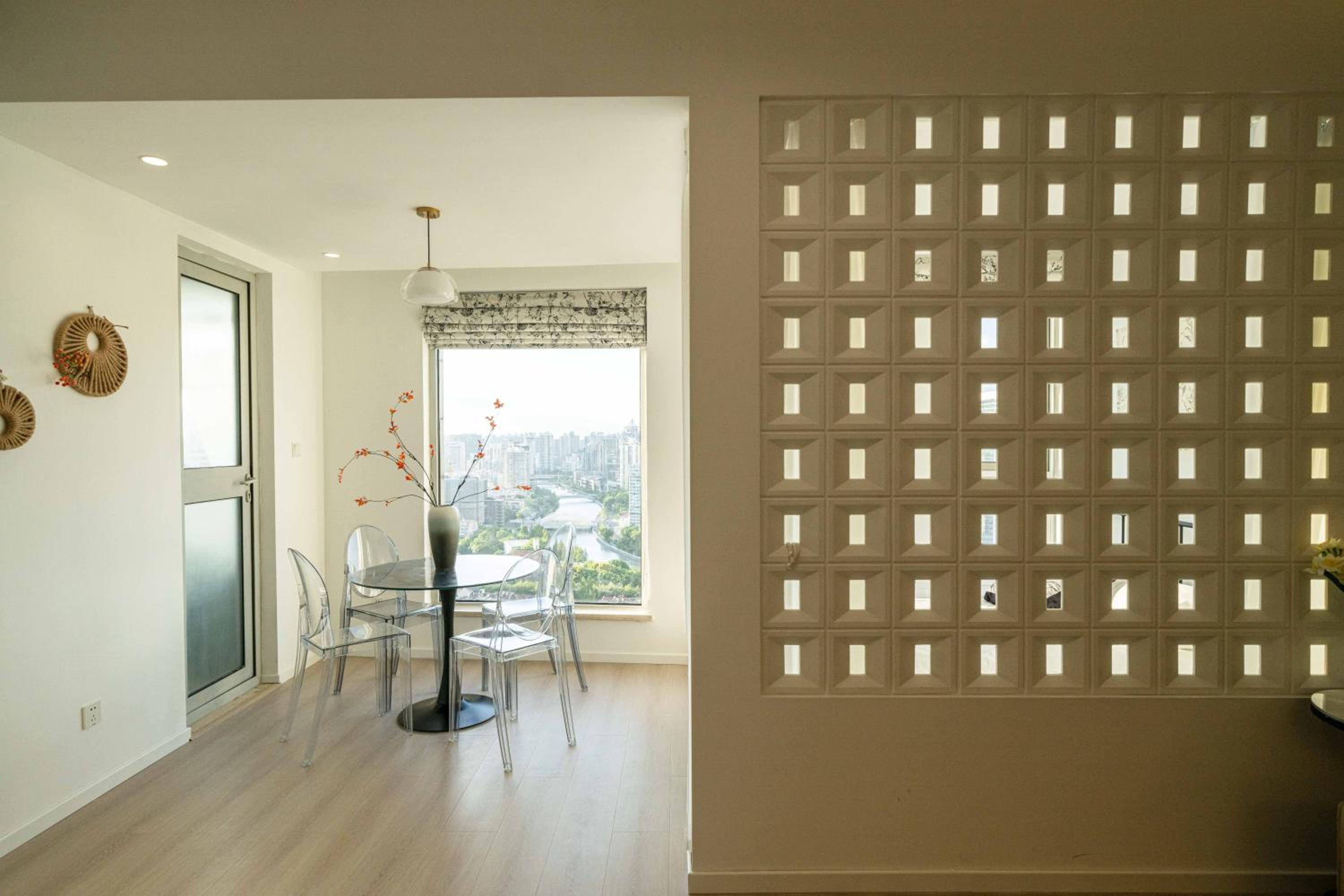 Yi Du Home with Double Views-At West Nanjing Road, Near Metro, Cards OK