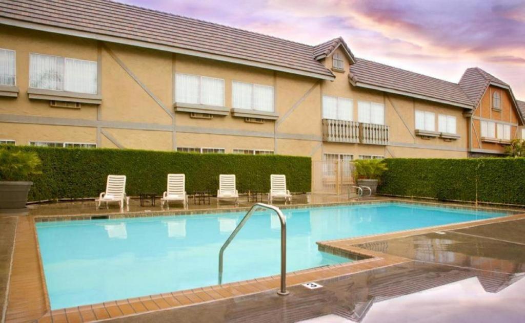 Folk Inn Ontario Airport view 2