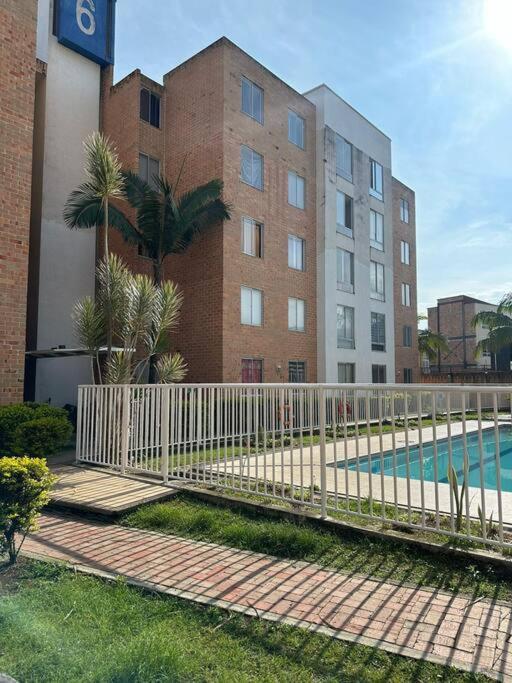 Amplio Apartamento Parqueadero y Piscina Cerca al CC Gran Plaza