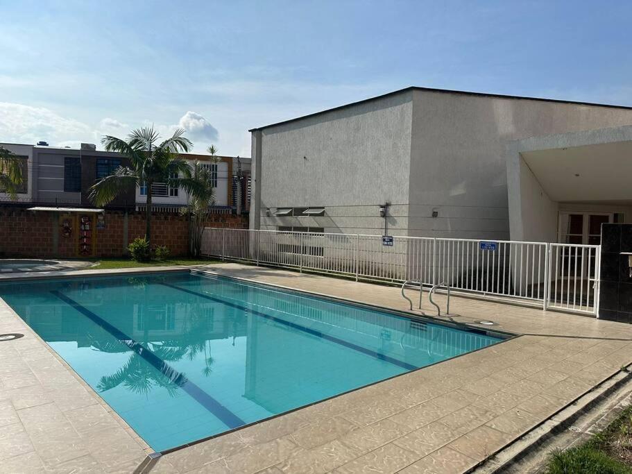 Amplio Apartamento Parqueadero y Piscina Cerca al CC Gran Plaza