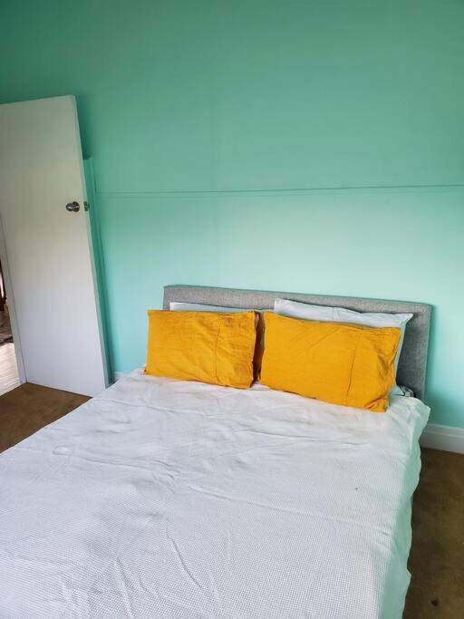 Cosy, historic and affordable entire cottage - 3 bedroom, 2 bathroom - 5kms from Castlemaine, 2kms from Calder