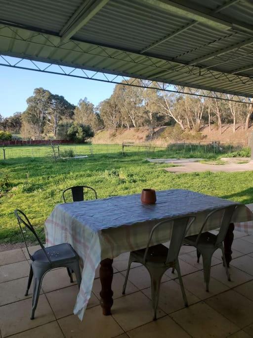 Cosy, historic and affordable entire cottage - 3 bedroom, 2 bathroom - 5kms from Castlemaine, 2kms from Calder