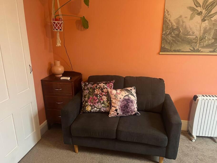 Cosy, historic and affordable entire cottage - 3 bedroom, 2 bathroom - 5kms from Castlemaine, 2kms from Calder